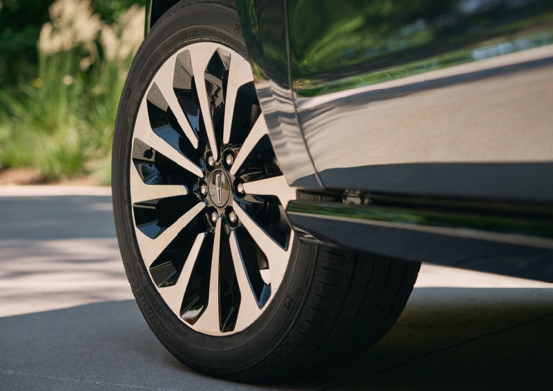 A detail shot of the Lincoln Reserve model available 22-inch 12-spoke Bright-Machined aluminum wheels | Klaben Lincoln in Kent OH