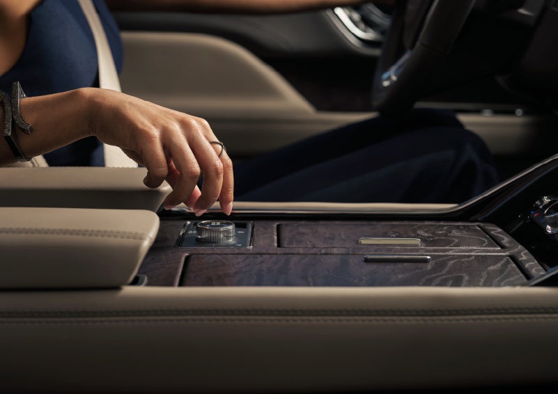 A hand is about to turn the Lincoln Drive Modes knob in the center console | Klaben Lincoln in Kent OH