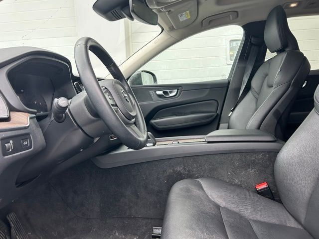 2022 Volvo XC60 B5 Momentum