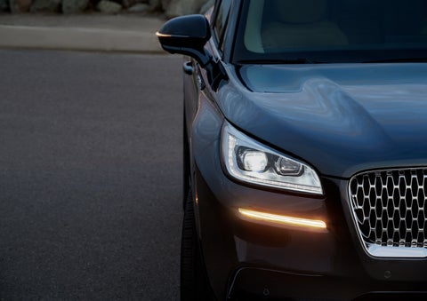 The turn signal on the front fascia is a bold sunset orange stroke of brilliance against a Flight Blue exterior | Klaben Lincoln in Kent OH