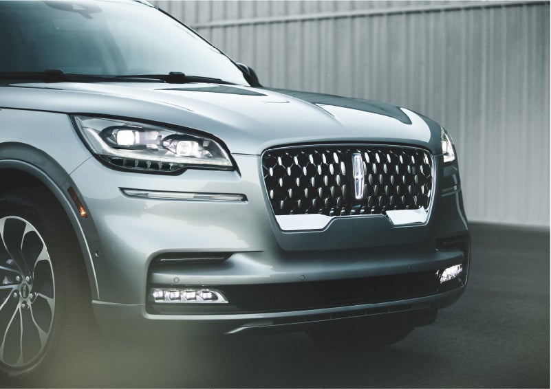 The available adaptive pixel LED headlamps of the 2023 Lincoln Aviator® SUV activated | Klaben Lincoln in Kent OH