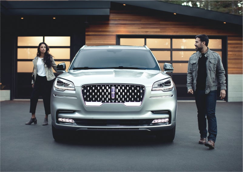 The sparkling grille of the 2023 Lincoln Aviator® Grand Touring model | Klaben Lincoln in Kent OH
