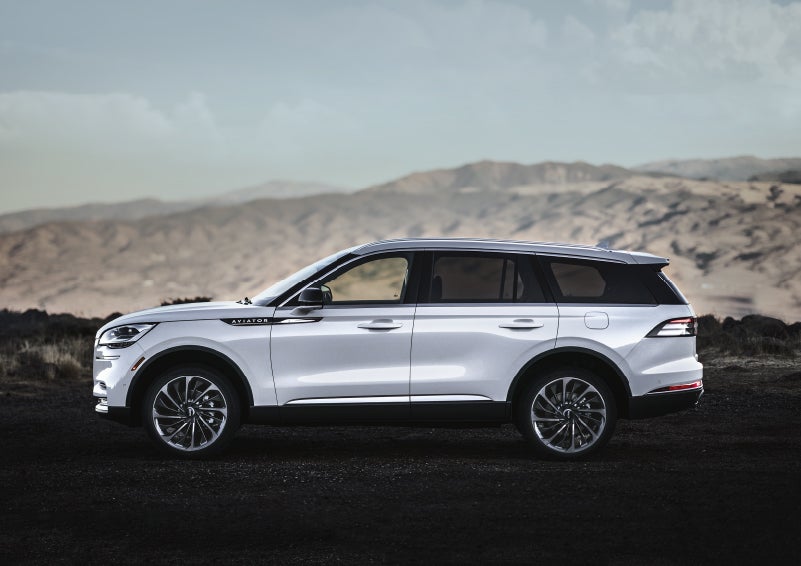 A Lincoln Aviator® SUV is parked on a scenic mountain overlook | Klaben Lincoln in Kent OH