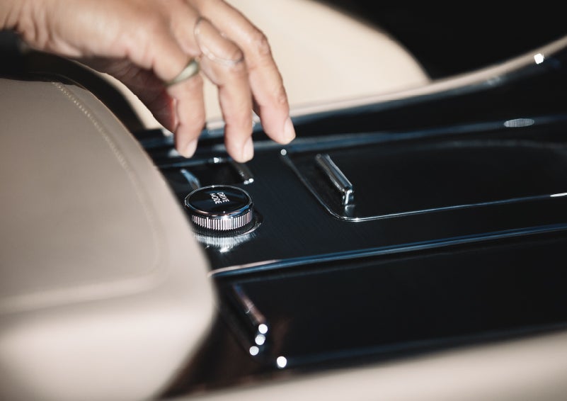 A hand reaching for the Lincoln Drive Modes knob of a 2024 Lincoln Aviator® SUV | Klaben Lincoln in Kent OH