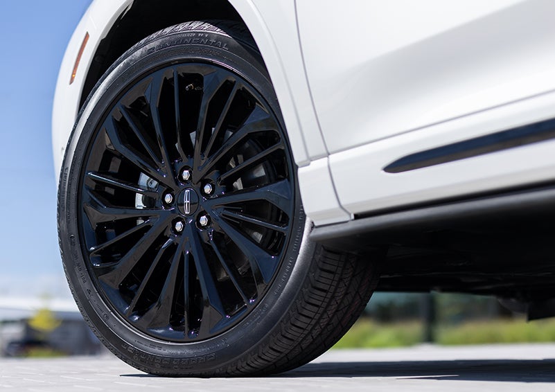The stylish blacked-out 20-inch wheels from the available Jet Appearance Package are shown. | Klaben Lincoln in Kent OH