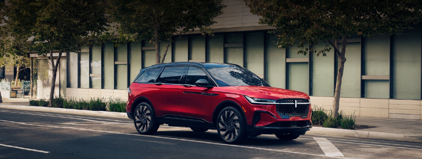 A 2025 Lincoln Nautilus® SUV with an available hybrid powertrain is parked in an urban setting. | Klaben Lincoln in Kent OH