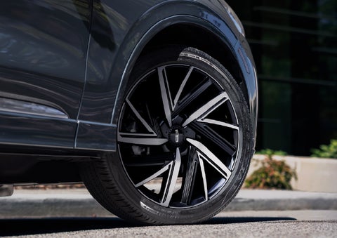 The wheel of the 2026 Lincoln Aviator® SUV is shown slightly angled out | Klaben Lincoln in Kent OH