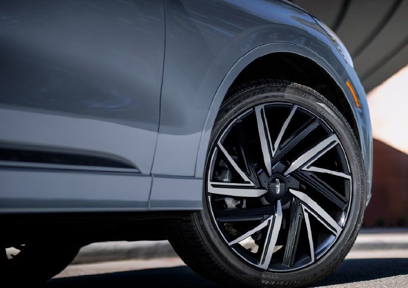 The wheel of the 2027 Lincoln Aviator® Black Label™ SUV is shown slightly angled out. | Klaben Lincoln in Kent OH