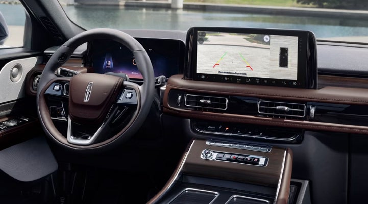 The backup camera of the 2027 Lincoln Aviator® SUV is displayed on screen. | Klaben Lincoln in Kent OH