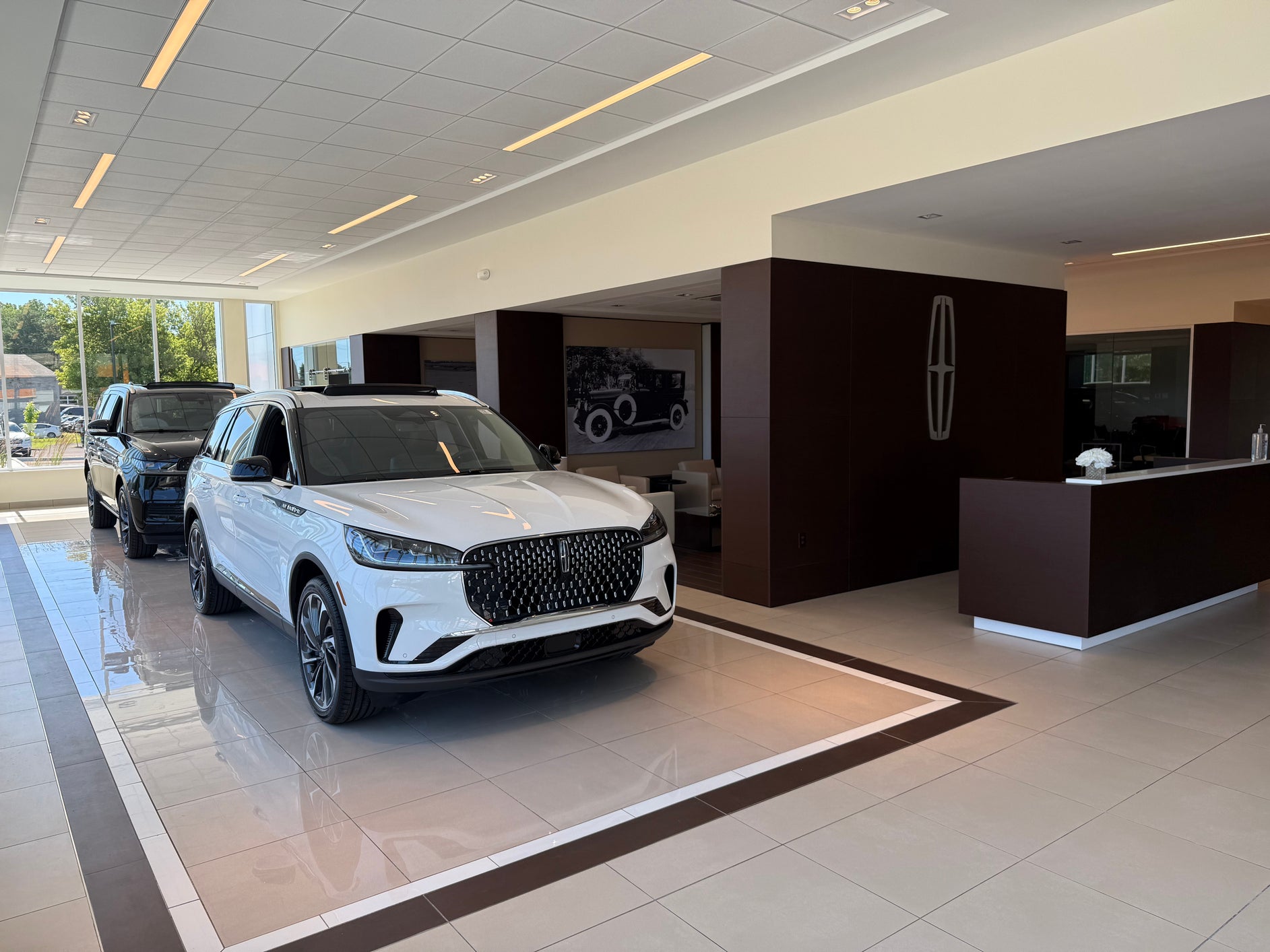 Klaben Lincoln About Us Interior Front Desk